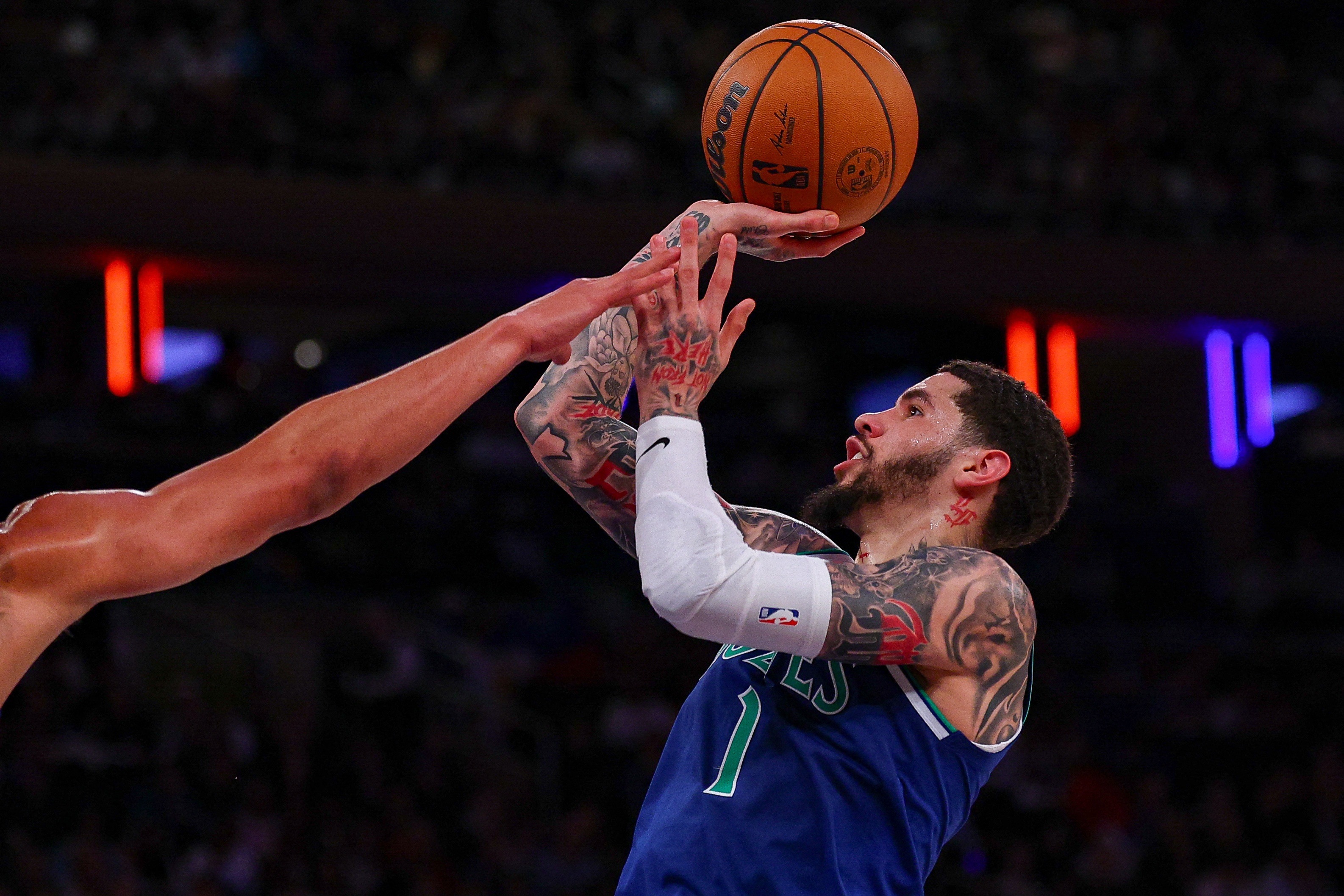 争议动作实锤走步!NBA裁判官方:鲍尔收球后走了4步 明显违例! 争议动作实锤走步!NBA裁判官方:鲍尔收球后走了4步 明显违例!